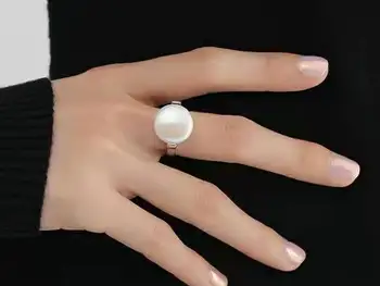 Плоское крупное кольцо с настоящим белым жемчугом, разработанное женским меньшинством; Барочный тренд на указательном пальце